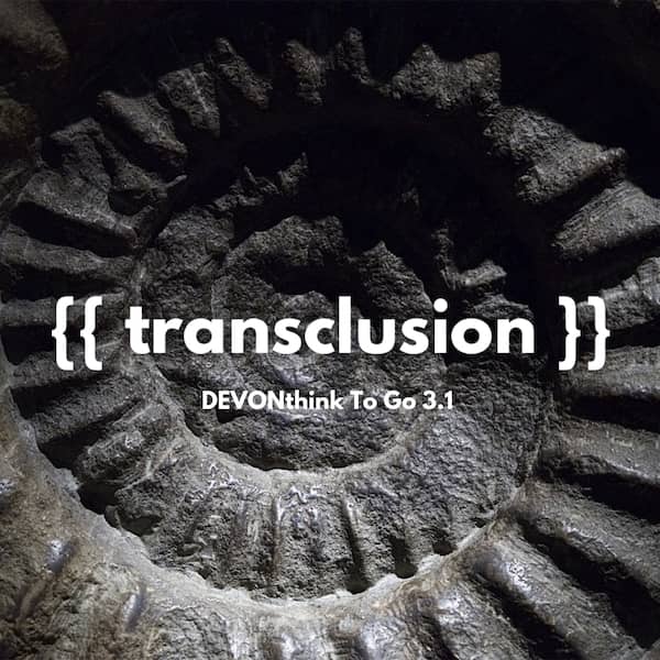 Das Wort Transklusion auf einem Ammoniten-Hintergrund.